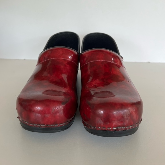 Sanita Women's Professional Ariana Mule Clog in Red Marbled Patent, size 41 - Picture 4 of 12
